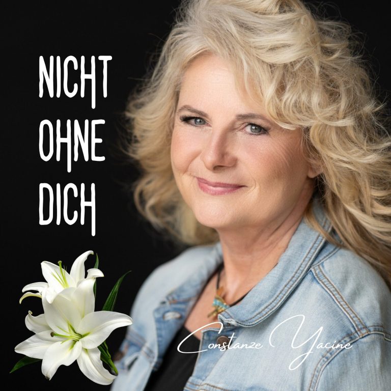 Musik Porträt einer Frau mit blonden Locken, die eine weiße Lilie hält, auf schwarzem Hintergrund.